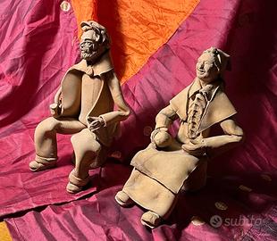 Piccole statue in terracotta grezza