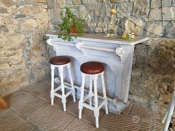 mobile bar sbiancato con sgabelli 
