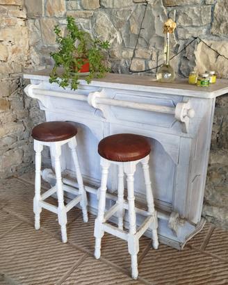 mobile bar sbiancato con sgabelli 