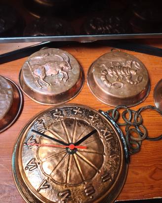 Lotto stampi vintage in rame + orologio da parete 