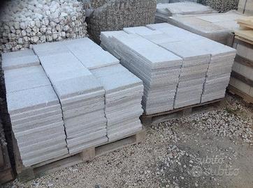 Pavimenti di pietra lavorata tipo rigato anticata