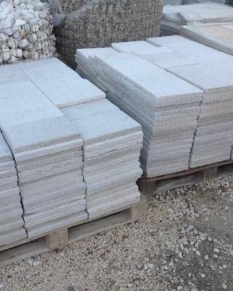 Pavimenti di pietra lavorata tipo rigato anticata