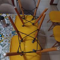 Sedie in plastica gialle