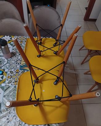 Sedie in plastica gialle