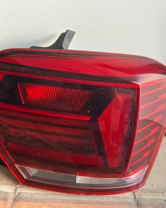 Faro posteriore  originale Wolkswagen Poli-perfett