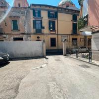 Barra-ampio locale ad uso garage con aree esterne