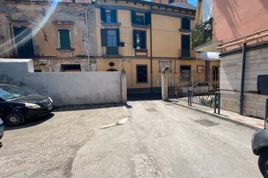 Barra-ampio locale ad uso garage con aree esterne