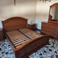 Camera matrimoniale completa in noce  massiccio