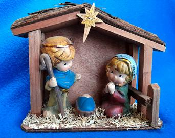 Presepe di legno con 3 statuine di resina