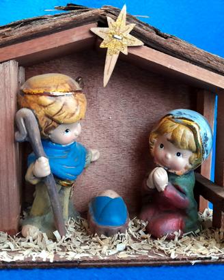 Presepe di legno con 3 statuine di resina