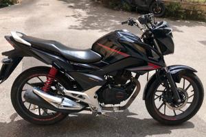 Honda cb 125 con specchietti sportivi e casco shar