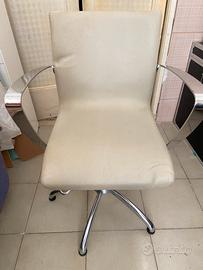 Sedia  beige con pompa idraulica