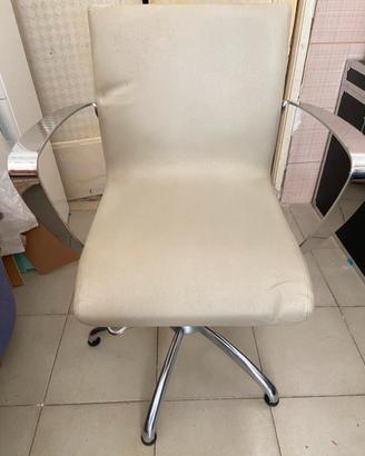 Sedia  beige con pompa idraulica