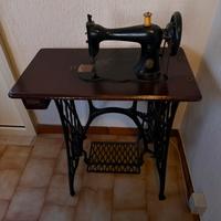 Macchina da cucire in ghisa d’epoca singer