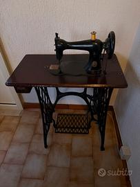 Macchina da cucire in ghisa d’epoca singer