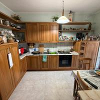 Cucina completa  mobile sala con vetrina e divani