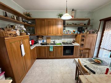 Cucina completa  mobile sala con vetrina e divani