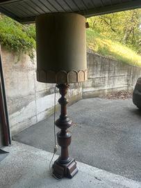 Lampada da terra in legno con paralume