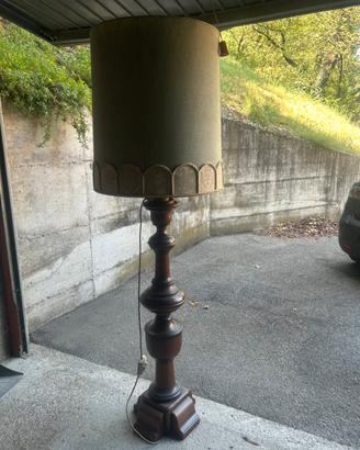 Lampada da terra in legno con paralume