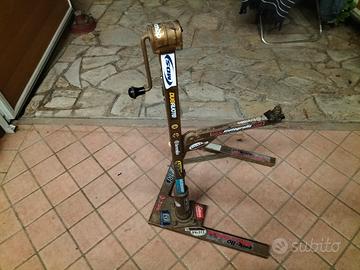 cavalletto anteriore sotto canotto per moto 