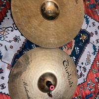 Piatti batteria bacchette e microfoni