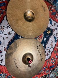 Piatti batteria bacchette e microfoni