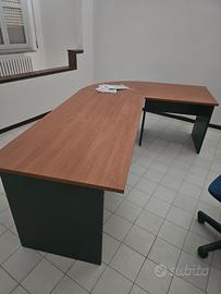  Tavolo per un Ufficio