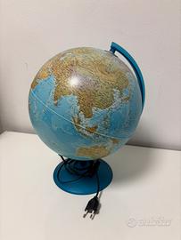 Mappamondo girevole che si illumina