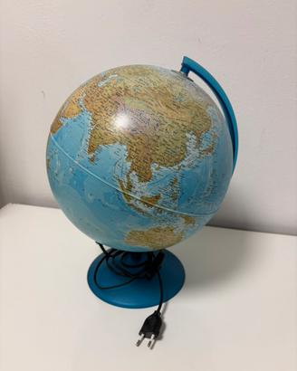 Mappamondo girevole che si illumina