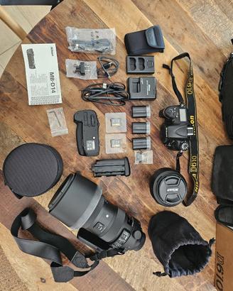 Fotocamera  ,obbiettivi e vari accessori