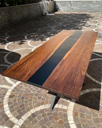 Tavolo da pranzo in legno e resina