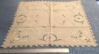 Tovaglietta antica lino beige ricamata a mano 70cm
