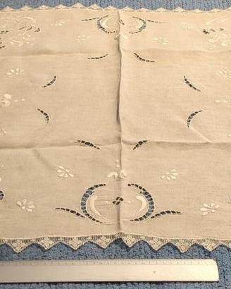 Tovaglietta antica lino beige ricamata a mano 70cm