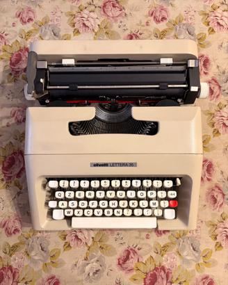 Macchina da scrivere vintage Olivetti