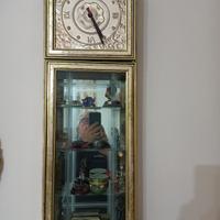 bacheca con orologio