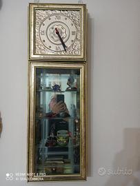 bacheca con orologio