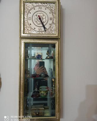bacheca con orologio