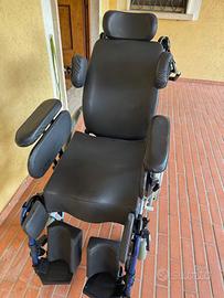 Carrozzina polifunzionale assistita reclinabile