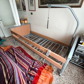 Letto ospedaliero motorizzato automatizzato