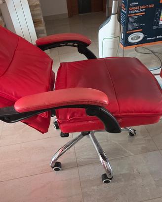 Poltrona usata con poggiapiedi e ruote da ufficio