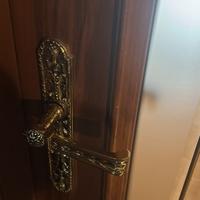 Porta in noce e vetro con apertura a destra