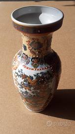 Antico vaso cinese dipinto a mano