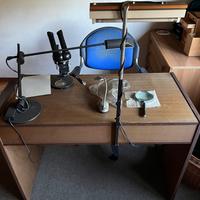 Scrivania con sedia ergonomica