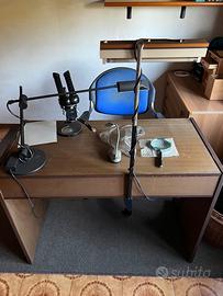 Scrivania con sedia ergonomica