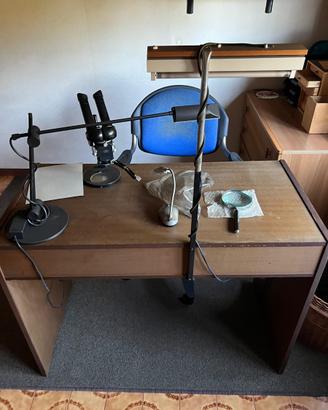 Scrivania con sedia ergonomica
