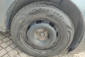 Gomme auto con cerchi