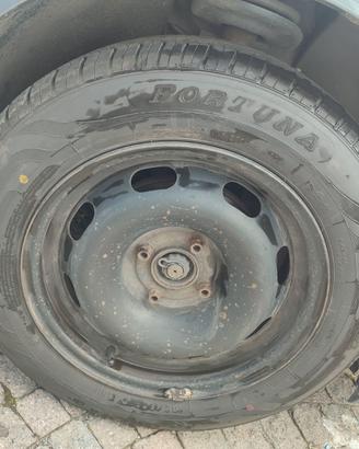 Gomme auto con cerchi