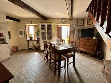 CASA SEMINDIPENDENTE A MONTEMAGNO