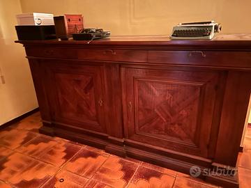 Credenza. In stile tenuta bene con 4 cassetti