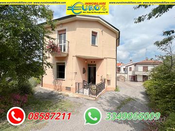 Casa con garage e piccolo uliveto